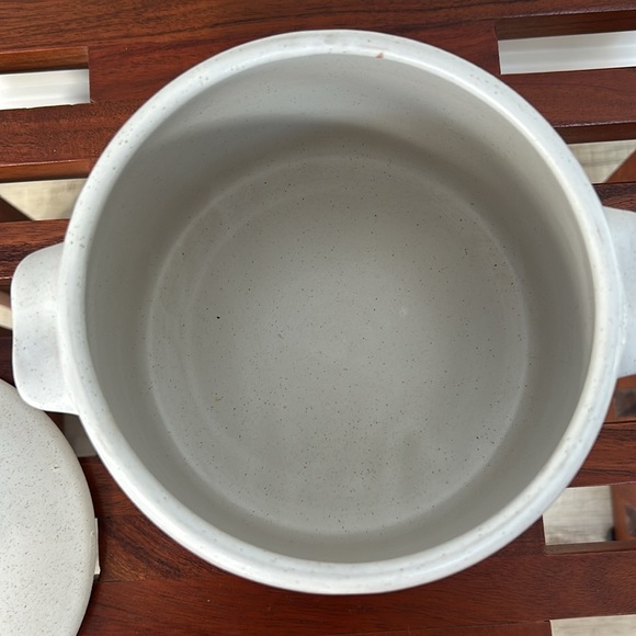 Vintage 1960’s West Bend “ Bean Pot “. Great condition. Tiny mark , chip on lid. - Picture 5 of 7